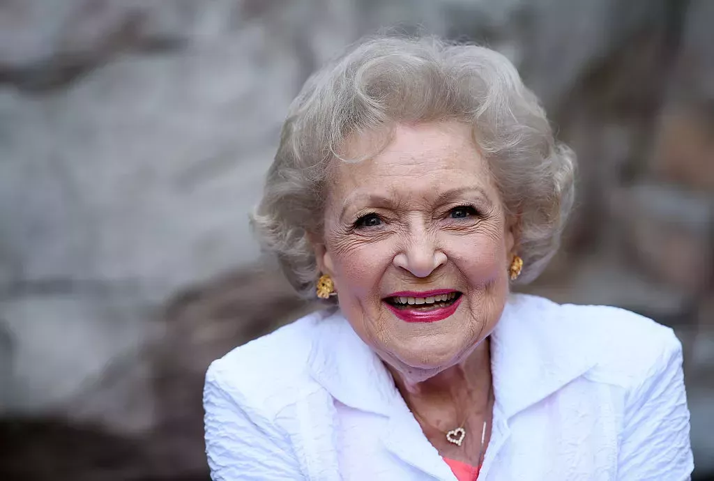 Betty White abordó el estigma del VIH en un episodio de Las chicas de oro que cambió el juego