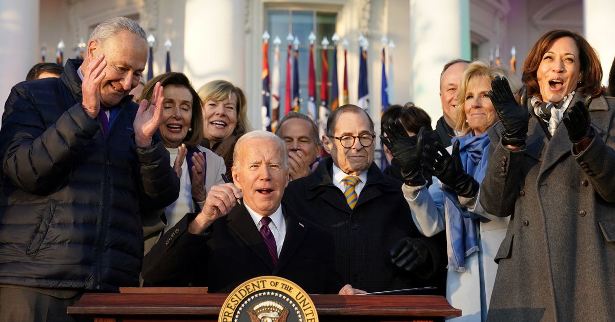 Biden firma la ley de igualdad matrimonial con la canción "True Colors" de Cyndi Lauper