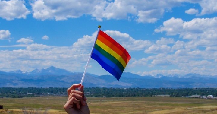 El coro LGBTQ+ de Colorado Springs une a la comunidad tras la tragedia