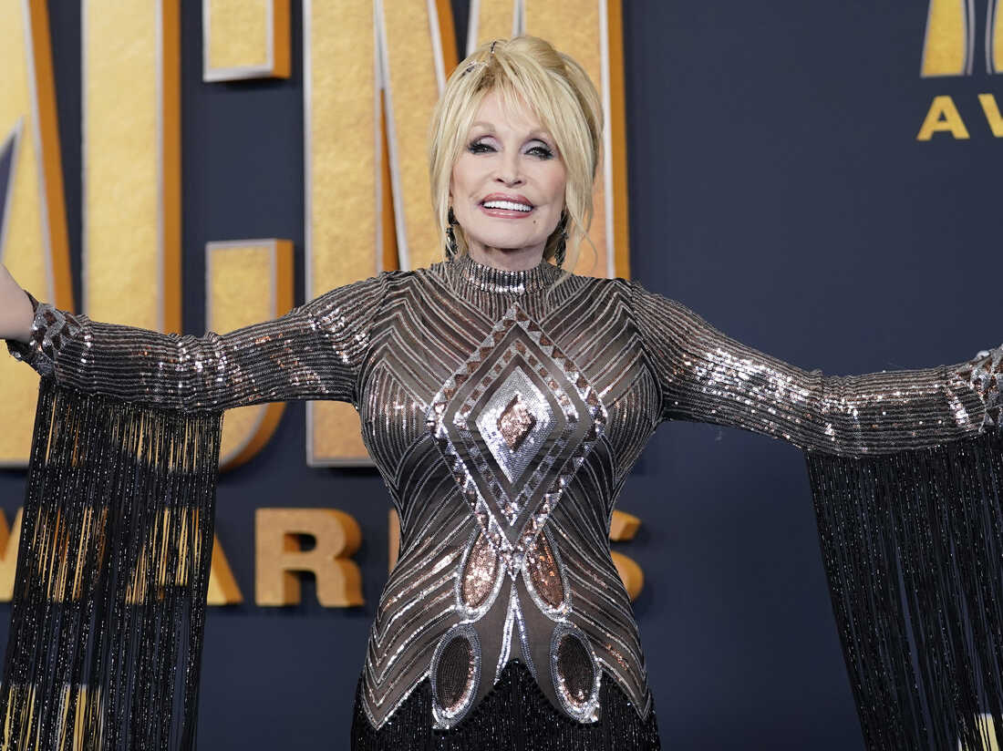 Dolly Parton donará 100 millones de dólares a causas benéficas