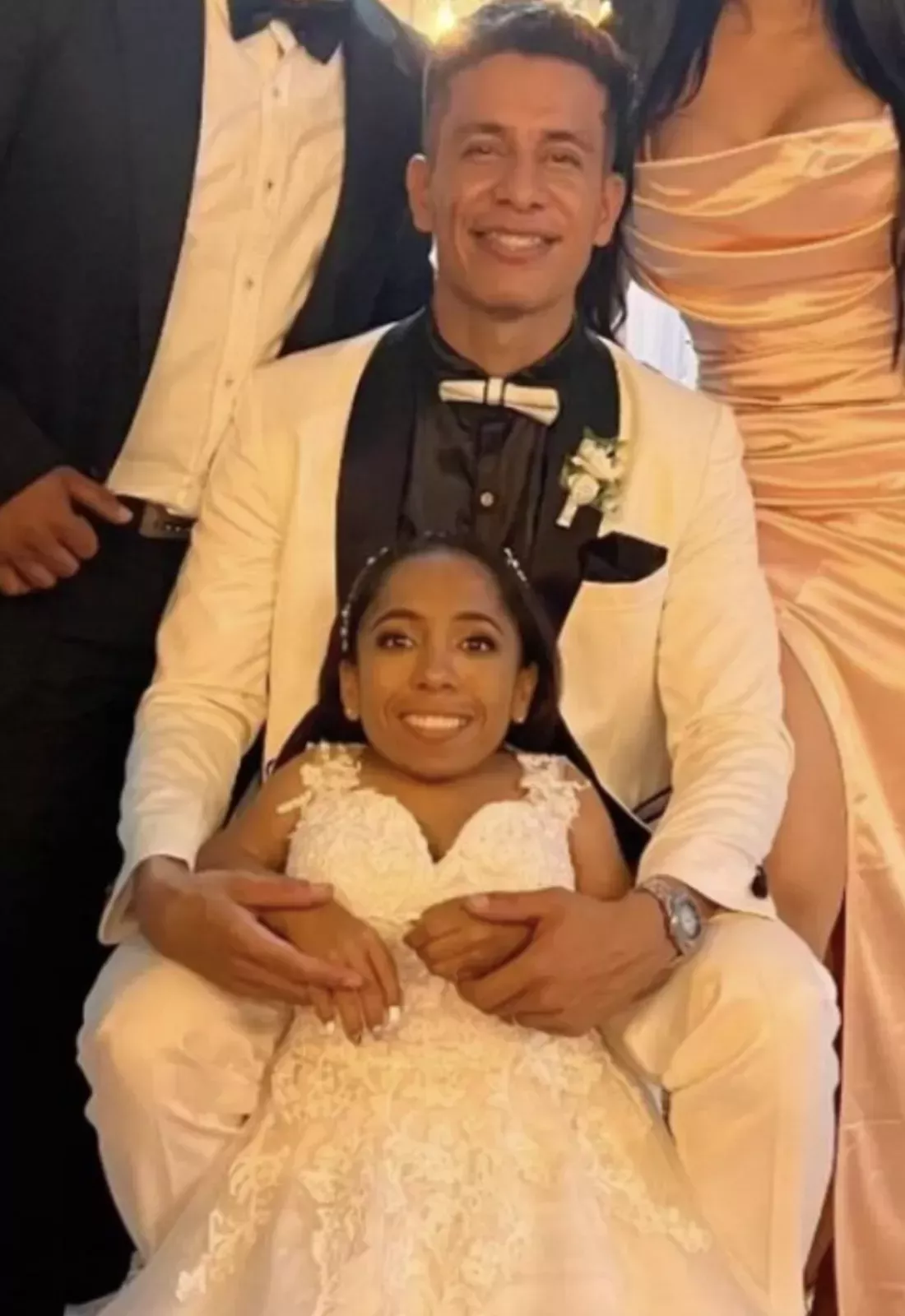 El vídeo del novio besando a otro hombre delante de su mujer en la boda se hace viral