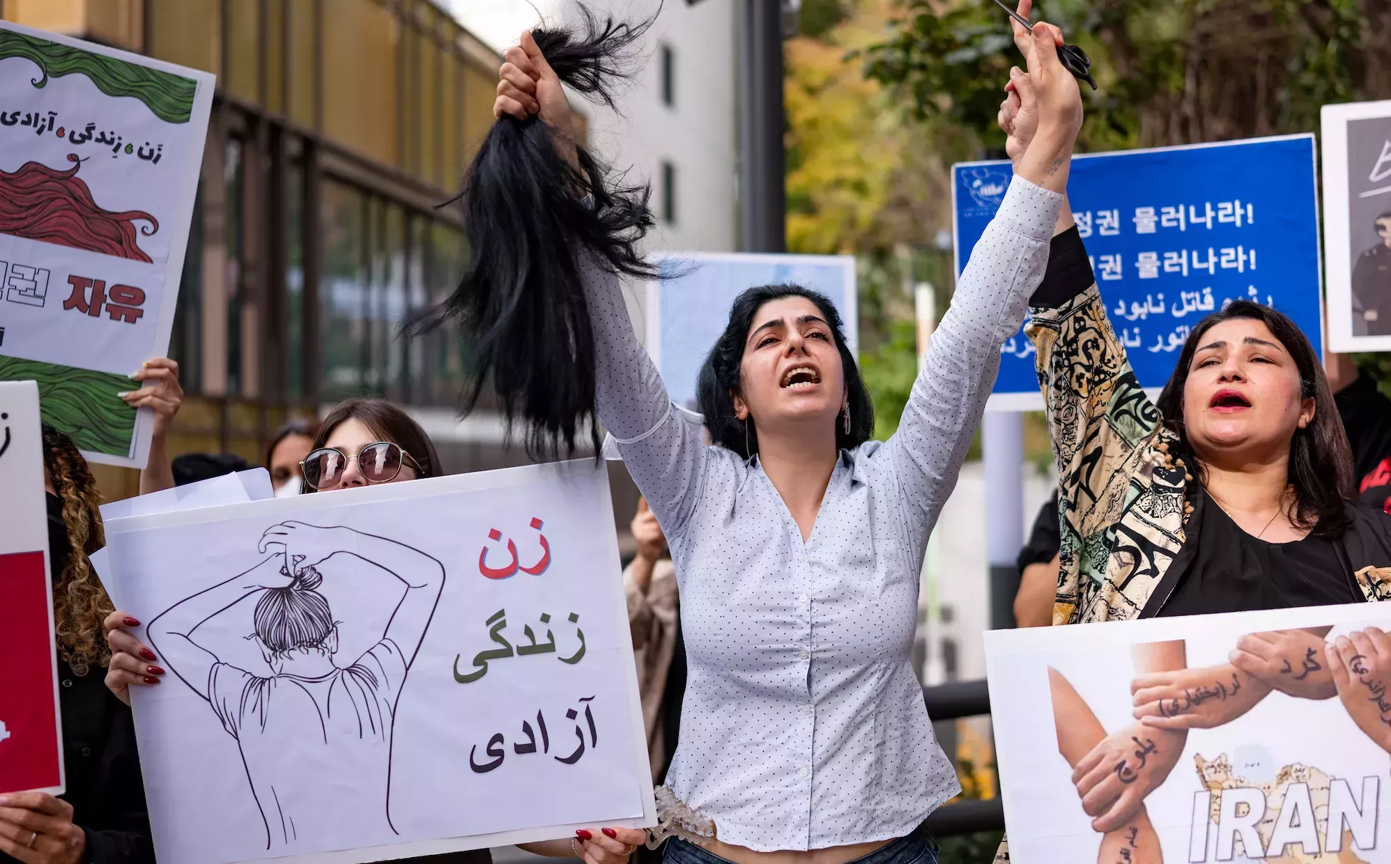 Irán, azotado por las protestas, suprime la odiada 