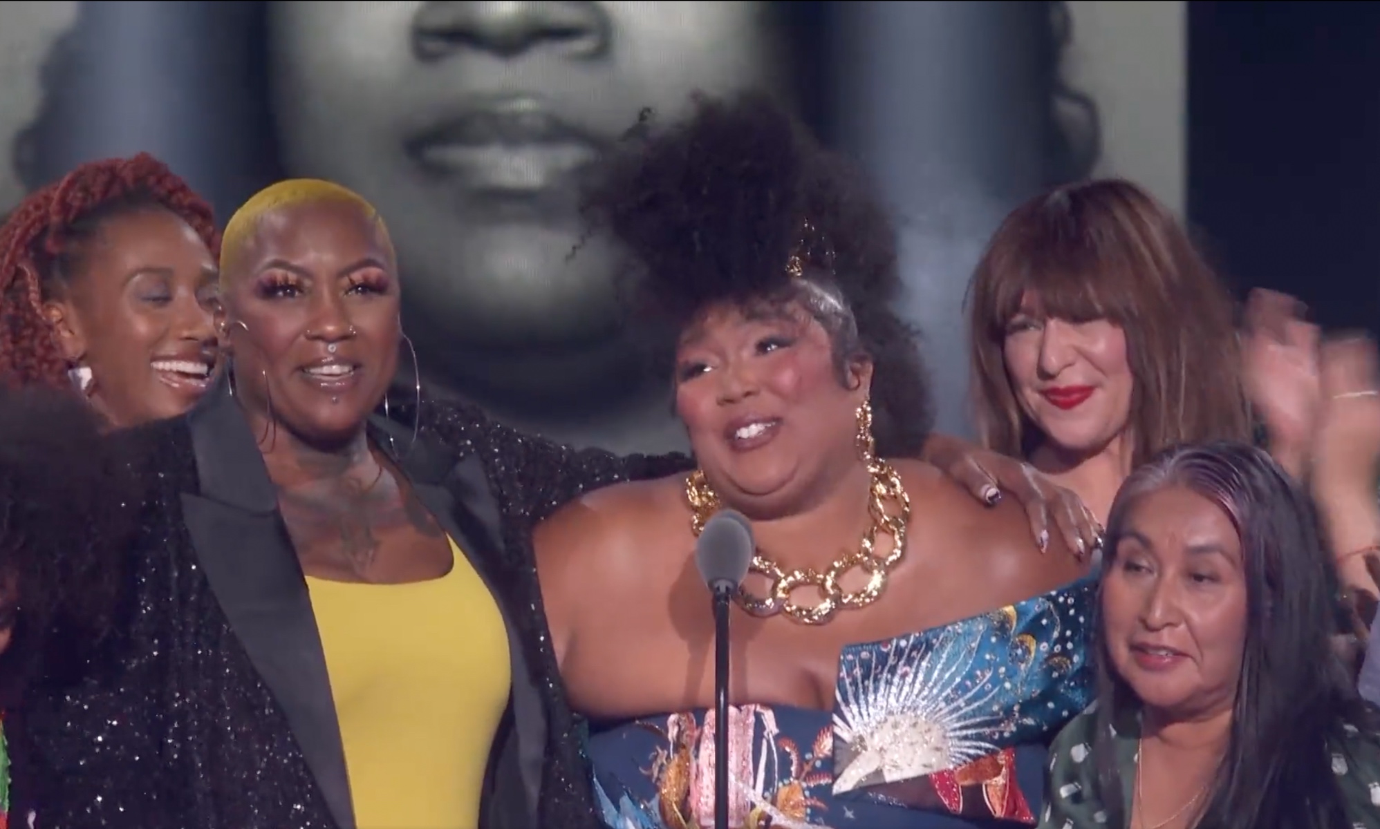 Lizzo pronuncia un discurso empoderador y transinclusivo en los People's Choice