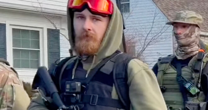 Los Proud Boys protestan contra un espectáculo de drags en Ohio con la canción YMCA