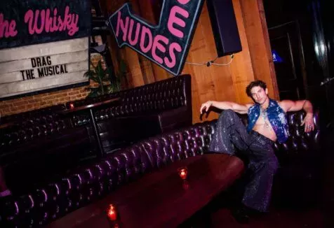 Nick Adams adora su carrera de "Queer-Forward".