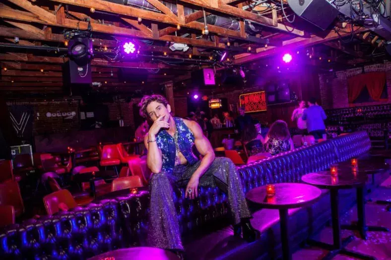 Nick Adams adora su carrera de "Queer-Forward".