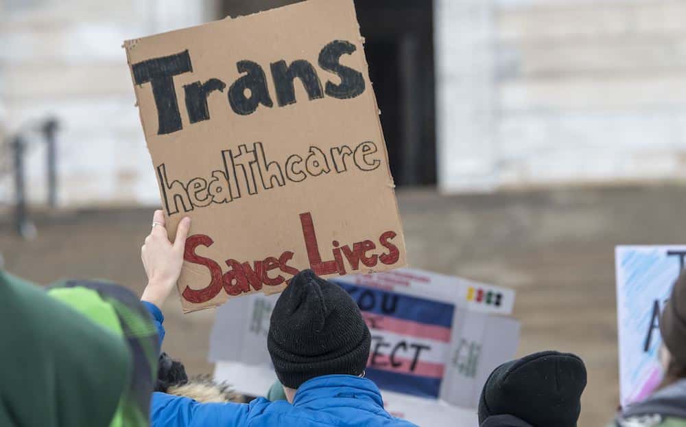 Un médico estadounidense amenazado de muerte por atender a personas trans