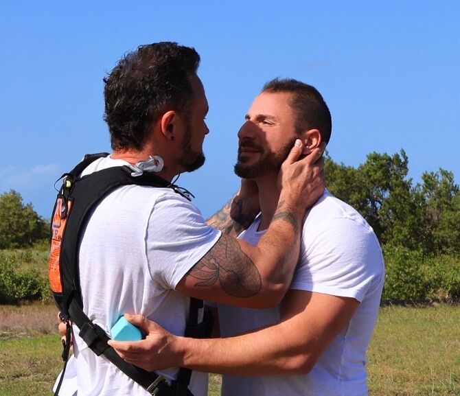 Un hombre salta de un avión para comprometerse con su novio