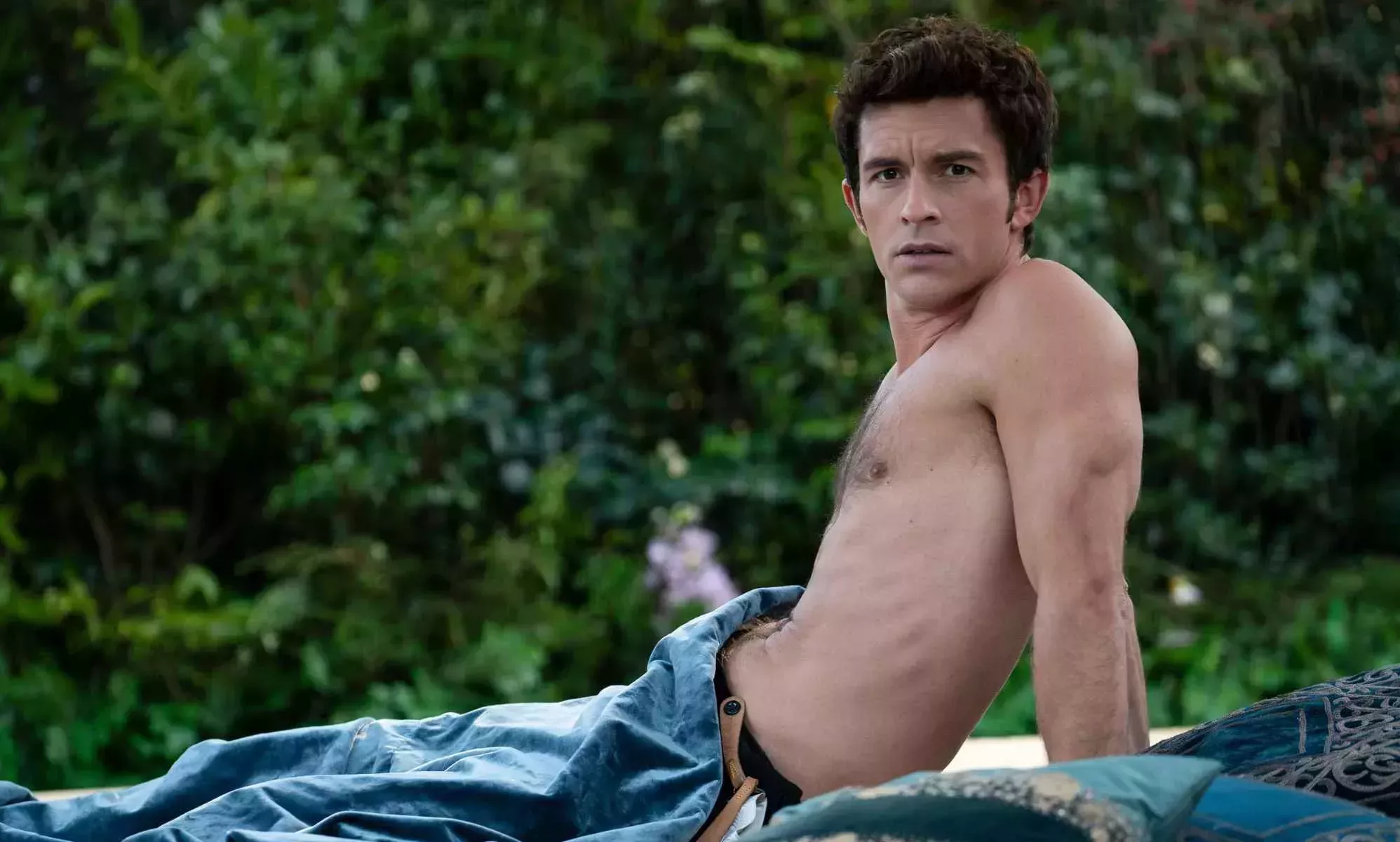 Al autor de Bridgerton le encanta la idea de un protagonista gay en la serie: 