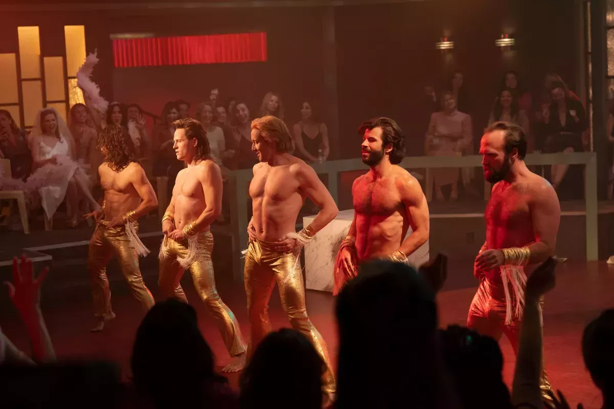 Bienvenidos a Chippendales: La serie de Disney+ cuenta la sangrienta historia real del primer club de striptease masculino de Estados Unidos