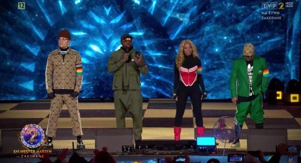 Black Eyed Peas trollean al gobierno polaco con brazaletes arco iris durante el concierto de Año Nuevo de la TV estatal