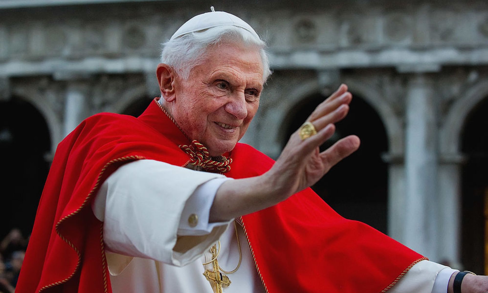 Los católicos LGTB+ recuerdan el daño que hizo el papa Benedicto XVI