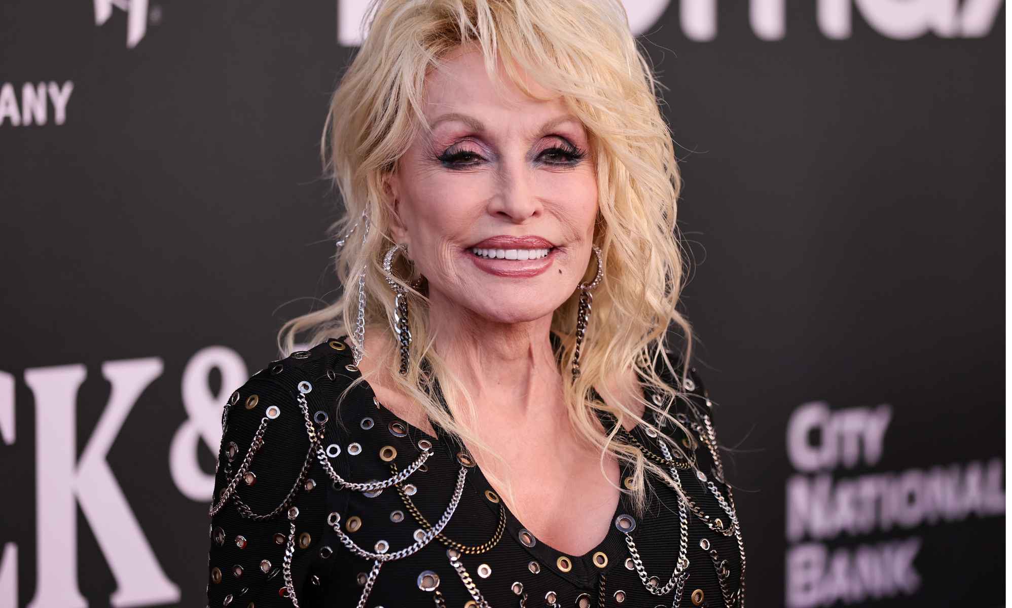 Dolly Parton regala 25000 libros a niños en Escocia