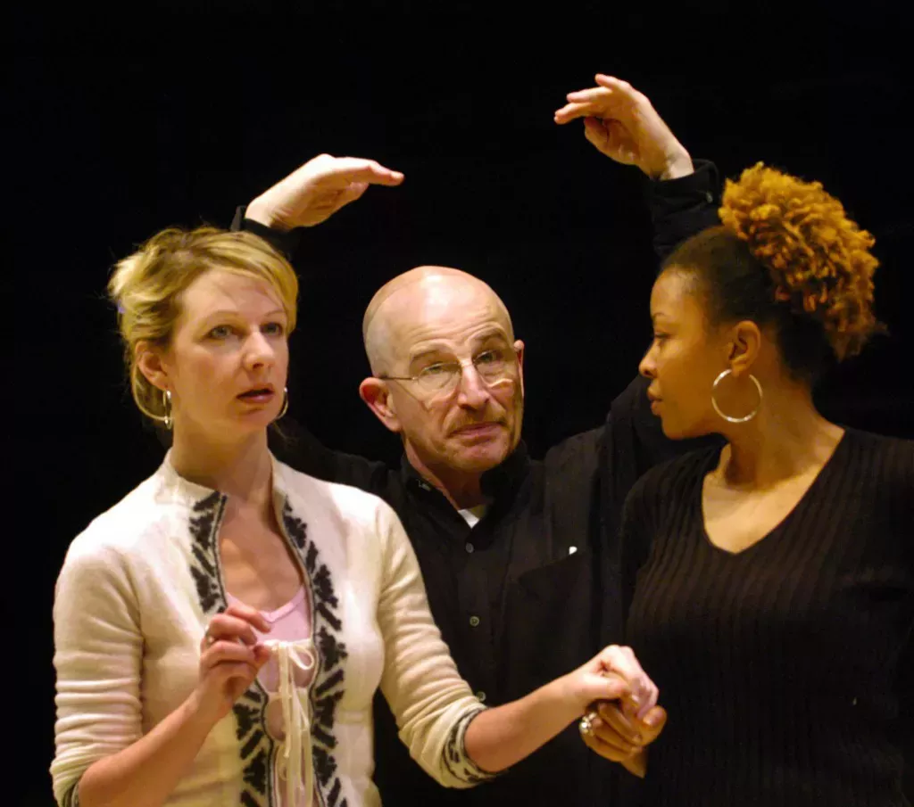 Everett Quinton directing "The Importance of being Earnest" 