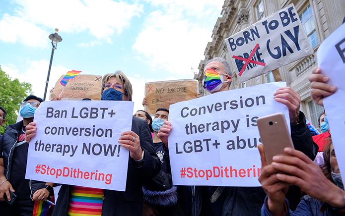 El gobierno británico presenta un proyecto de ley para prohibir la terapia de conversión
