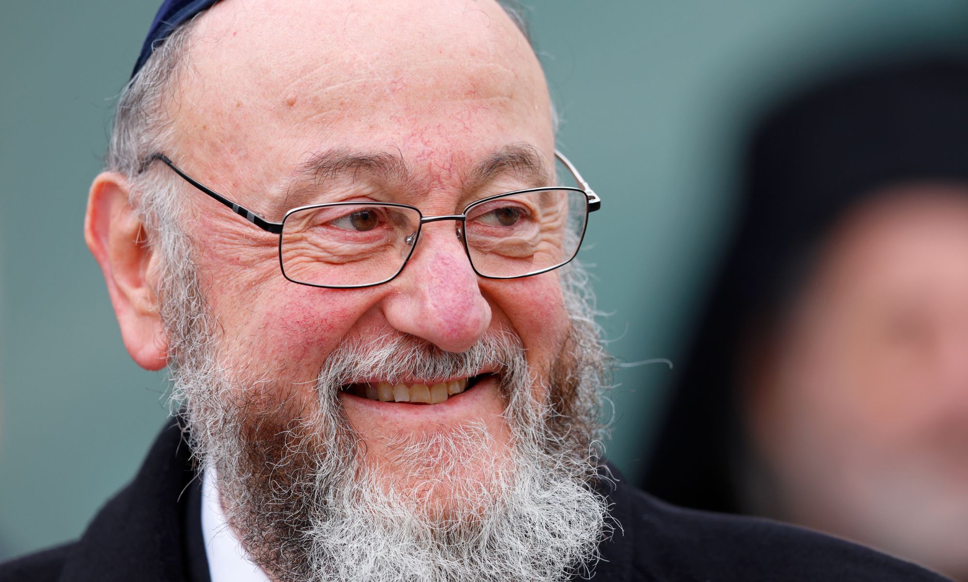 El rabino jefe de Reino Unido defiende al político gay atacado en Israel