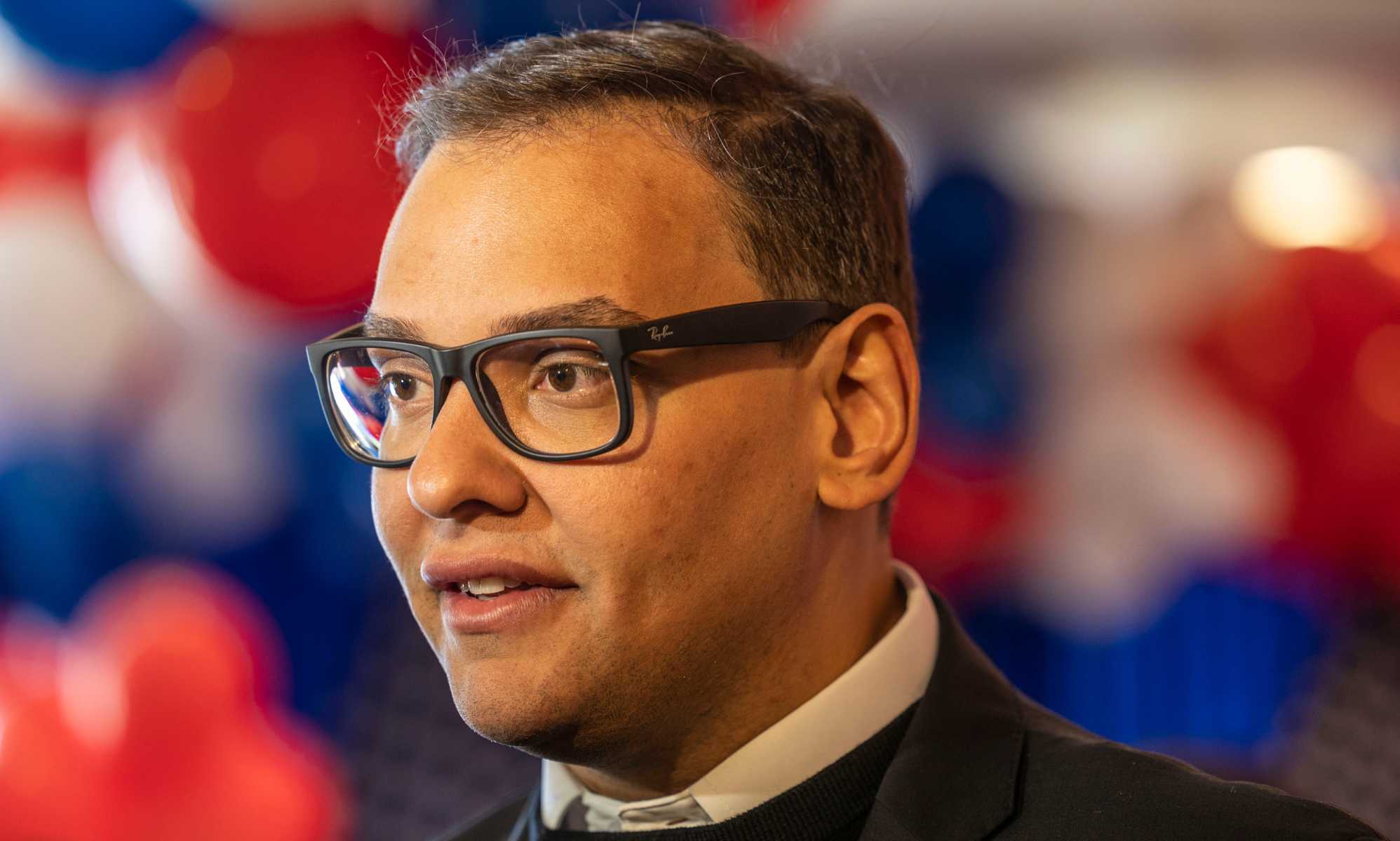 El republicano George Santos niega ser drag queen