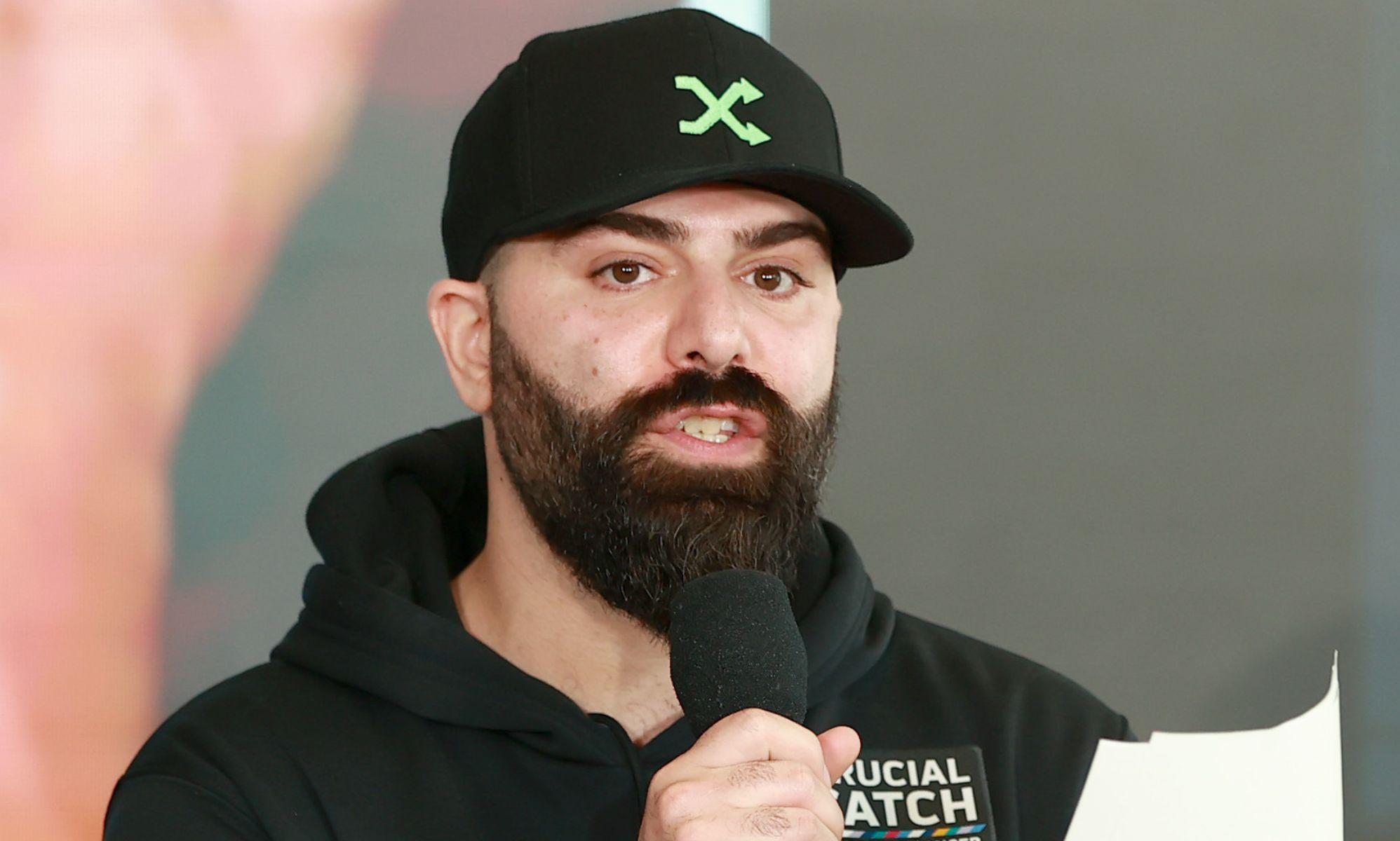 El YouTuber antitrans Keemstar admite que los hombres trans tienen la regla