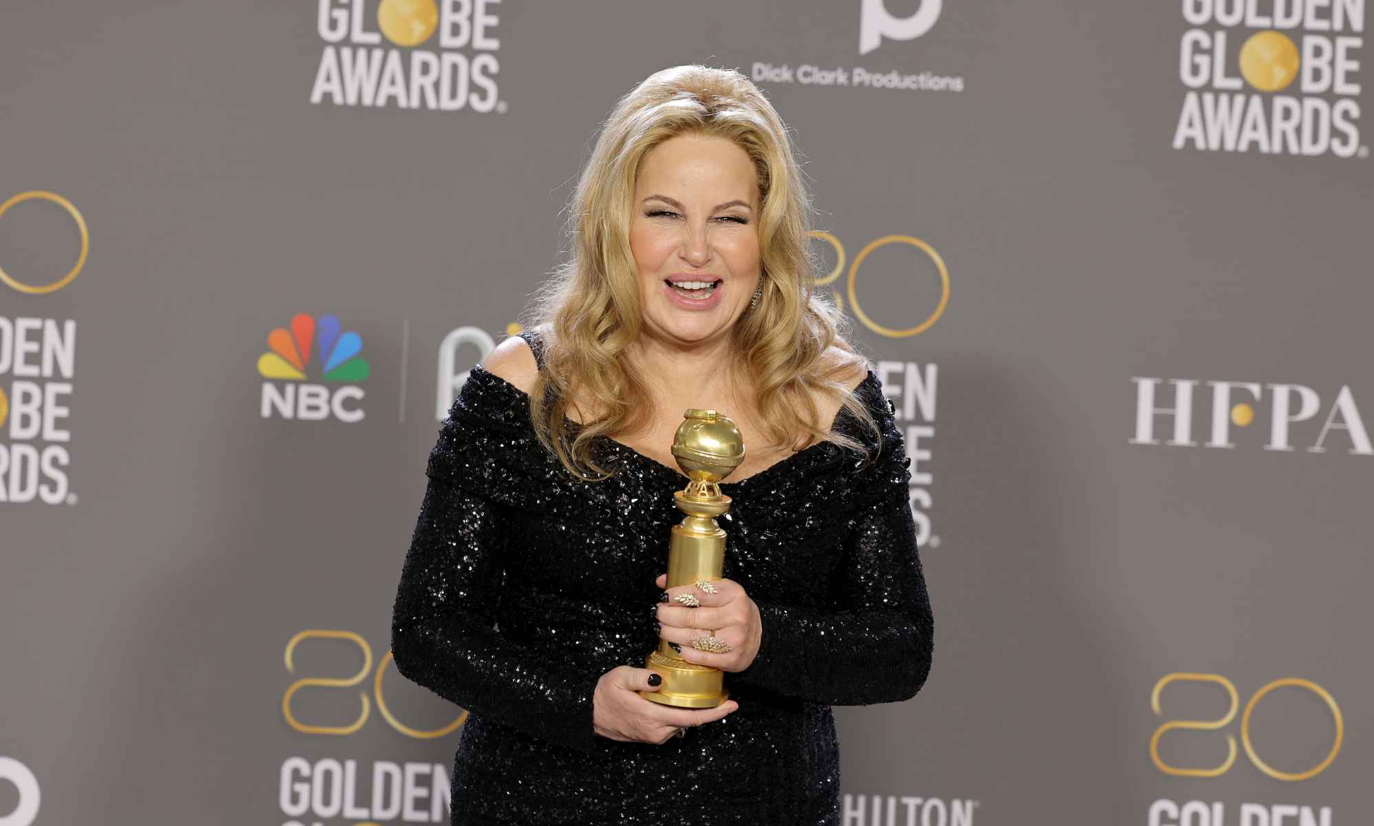 Jennifer Coolidge se lleva el premio por El loto blanco en los Globos de Oro