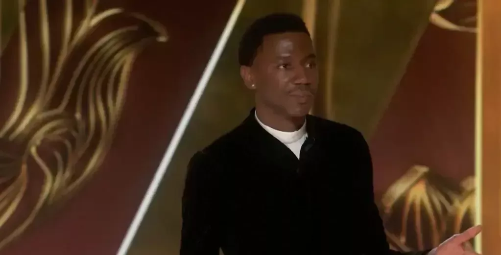 Jerrod Carmichael, presentador de los Globos de Oro 2023, se disculpa con Jennifer Coolidge 'en nombre de todos los gays'