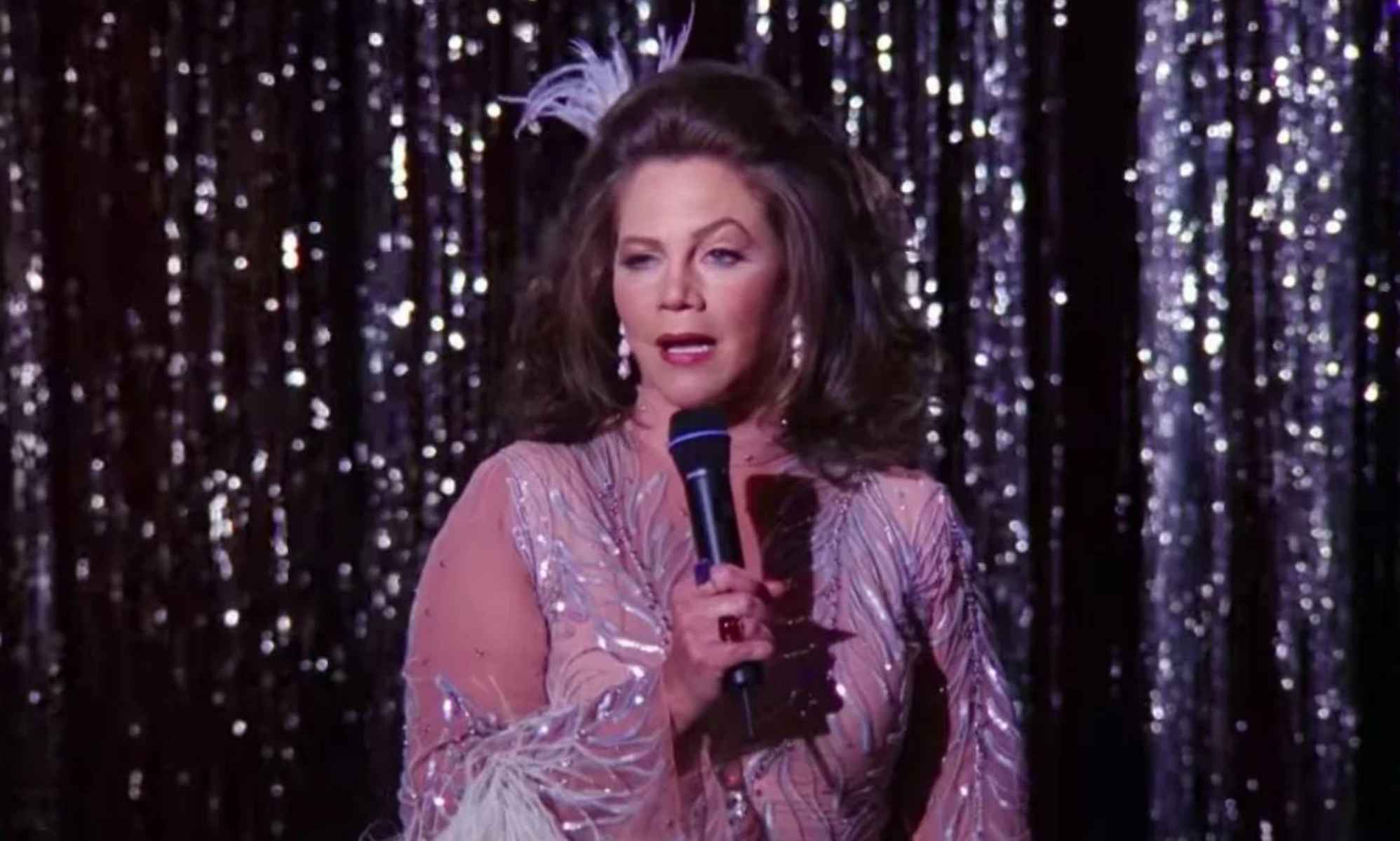 Kathleen Turner no se arrepiente de interpretar a una persona trans en Friends
