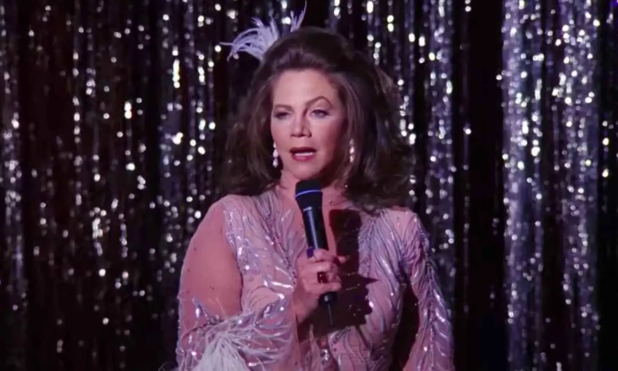 Kathleen Turner, estrella invitada de Friends, 'no se arrepiente' de interpretar a la madre trans de Chandler, al parecer