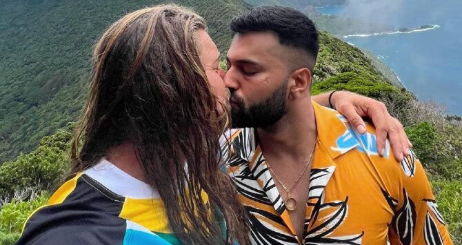 Una estrella australiana pierde miles de seguidores al pedir matrimonio a su novio