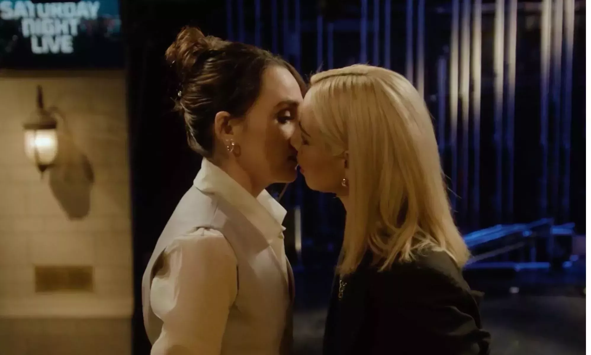 Los fans de Aubrey Plaza enloquecen por el beso con Chloe Fineman en la promo de SNL: '¡Ganan los zafios!'