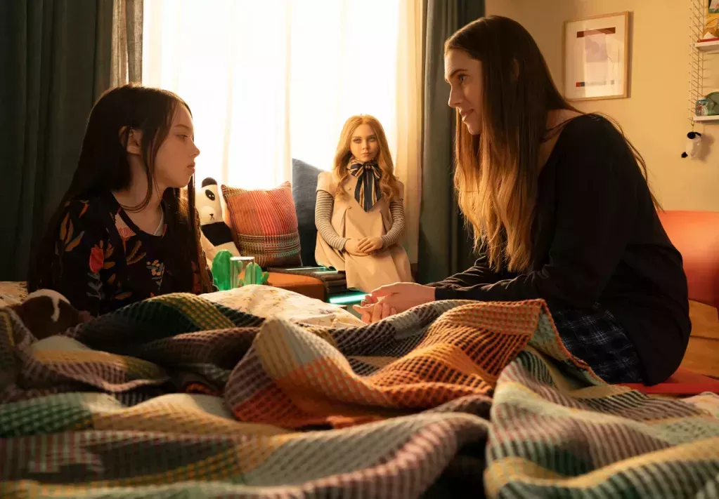 Violet McGraw as Cady (L) and Allison Williams as Gemma (R).