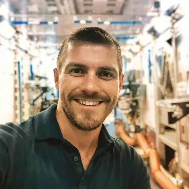 M&aacute;s all&aacute; de la Luna