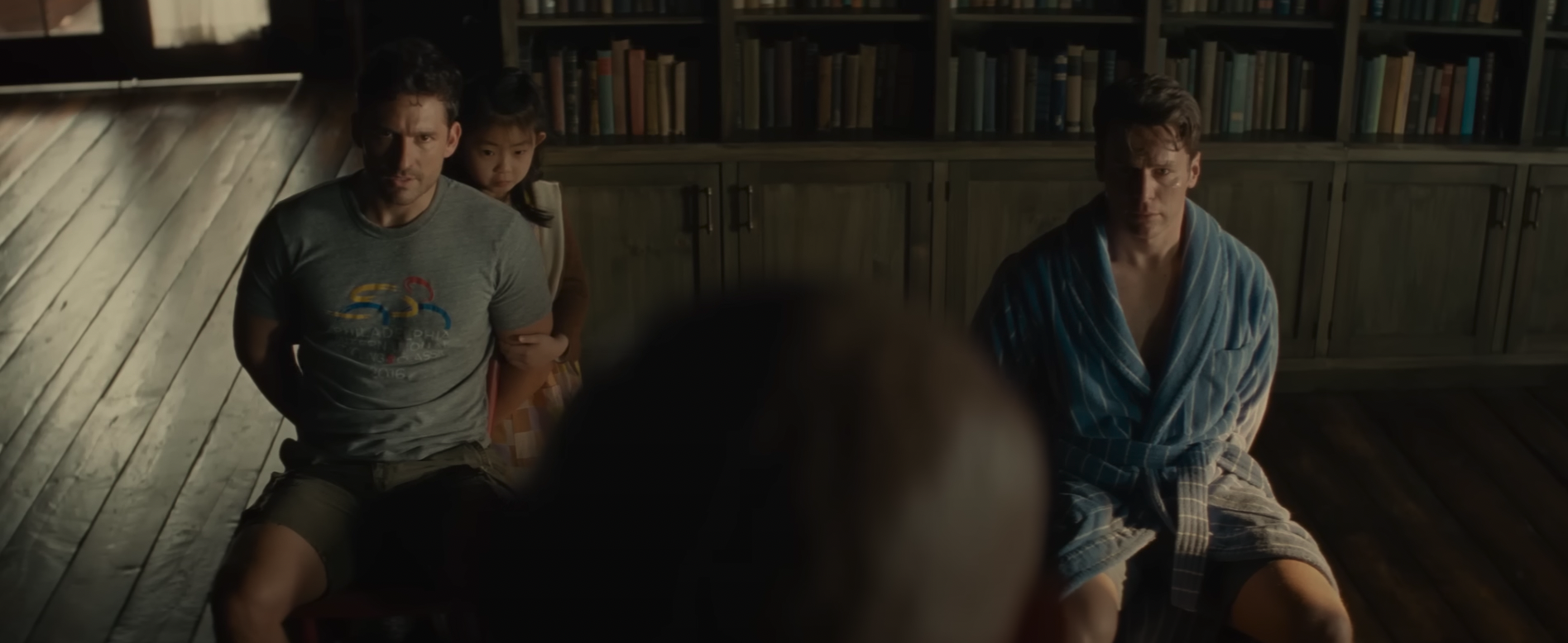 Nuevo y escalofriante tráiler de Knock at the Cabin, la película de terror LGBTQ+