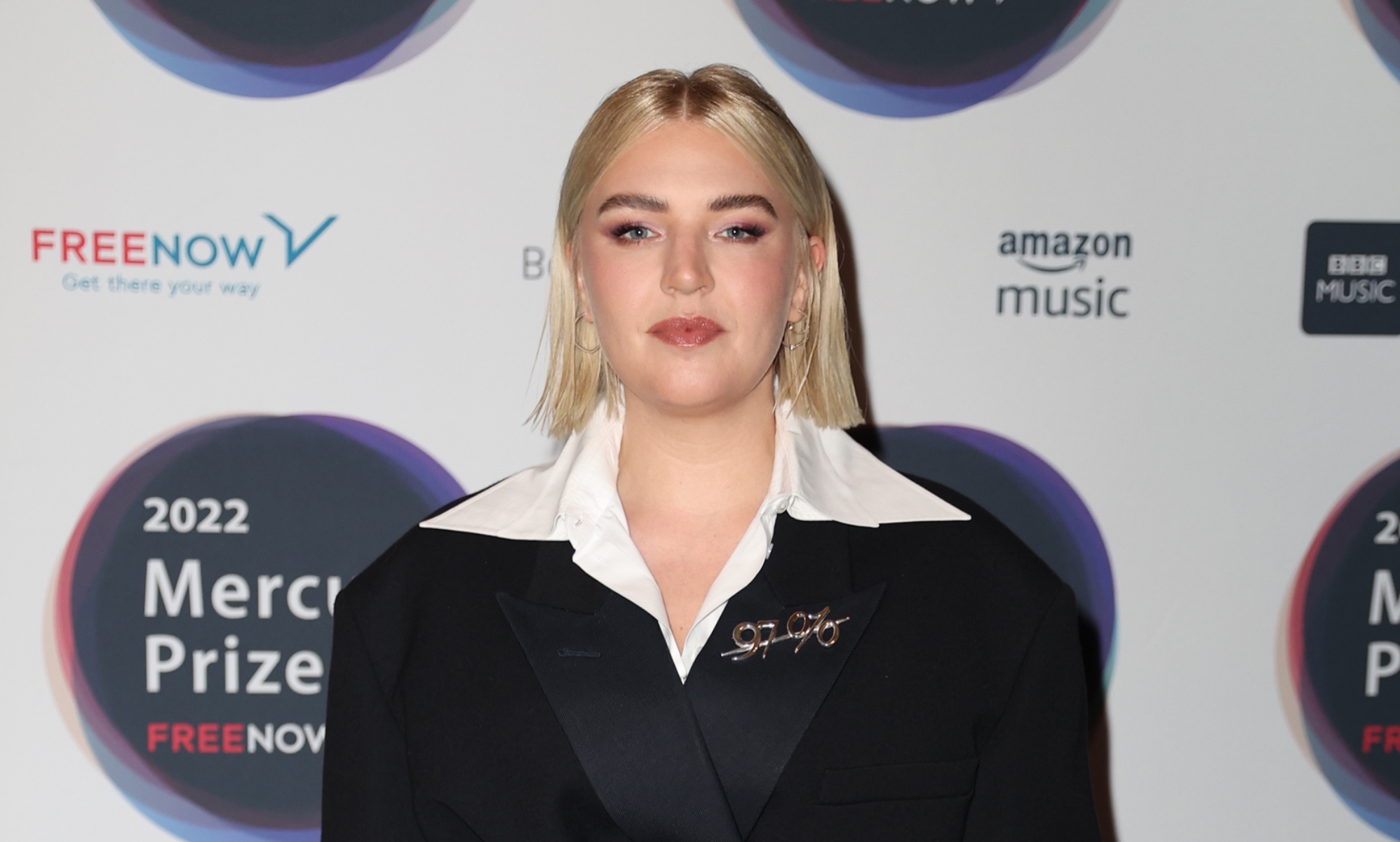 Self Esteem responde a los comentarios sobre su cuerpo tras aparecer en The Late Late Show