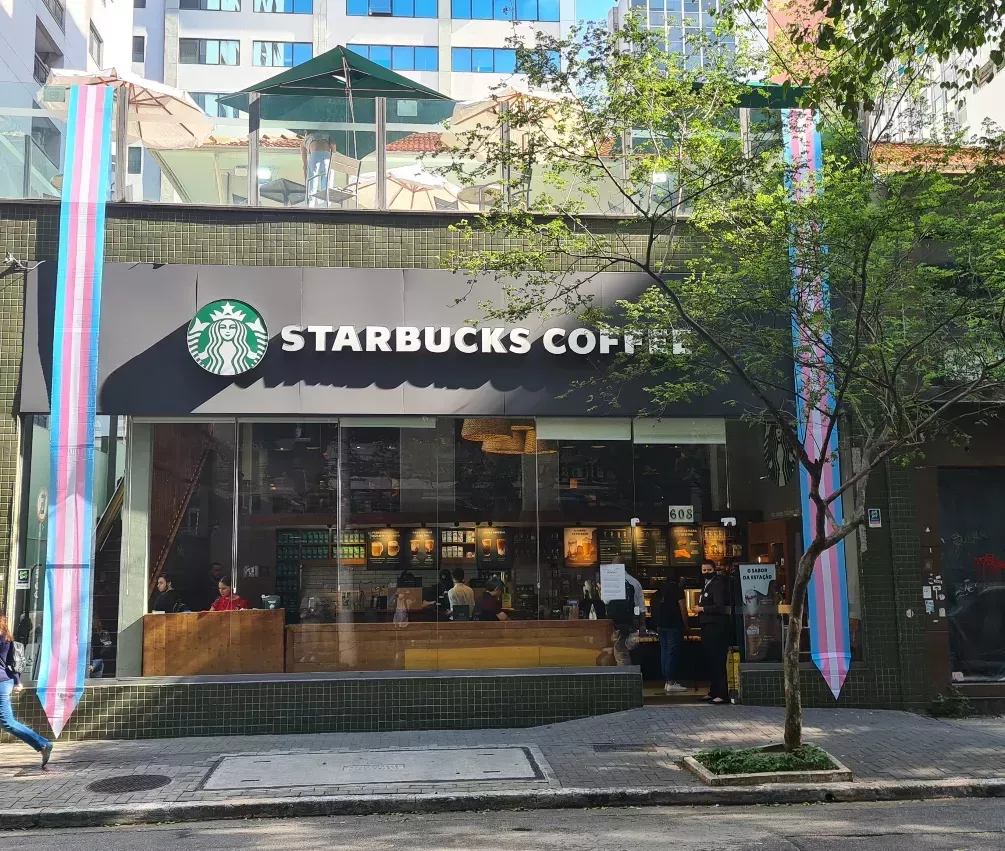 Starbucks promueve un proyecto que rectifica los nombres en los certificados de travestis y transexuales