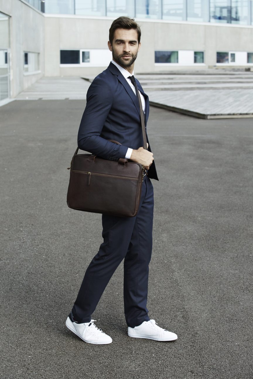 Estamos a favor de las zapatillas blancas con traje