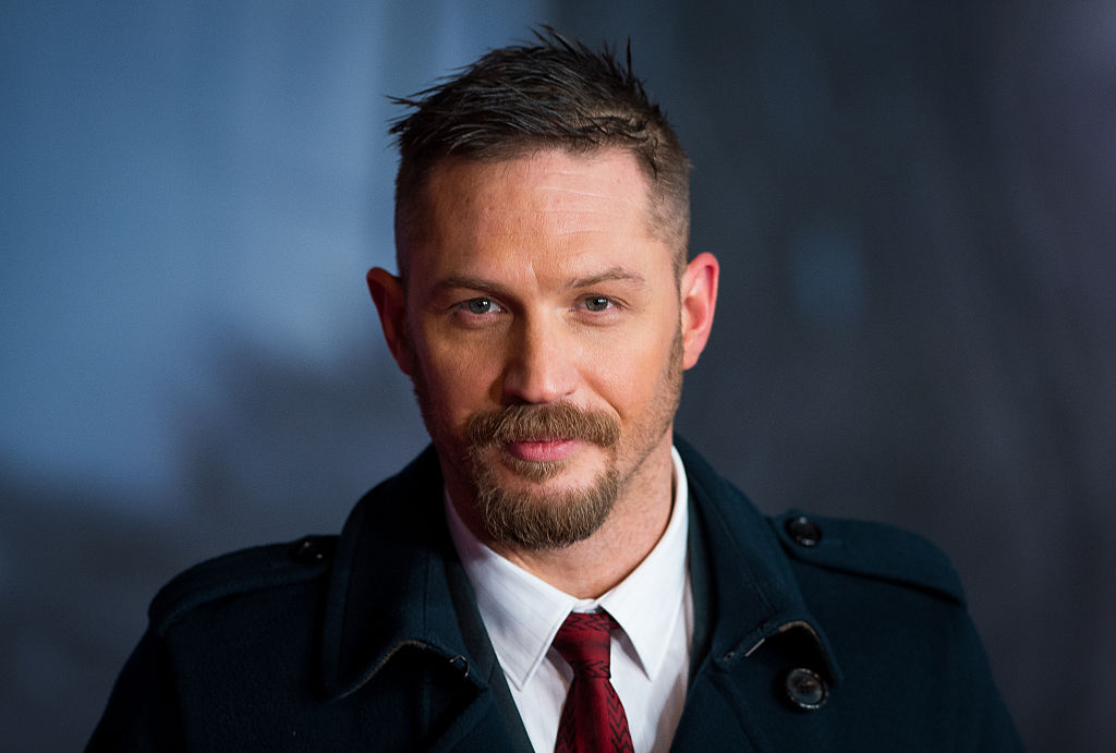 Tom Hardy luce unas zapatillas con el arcoíris del Orgullo