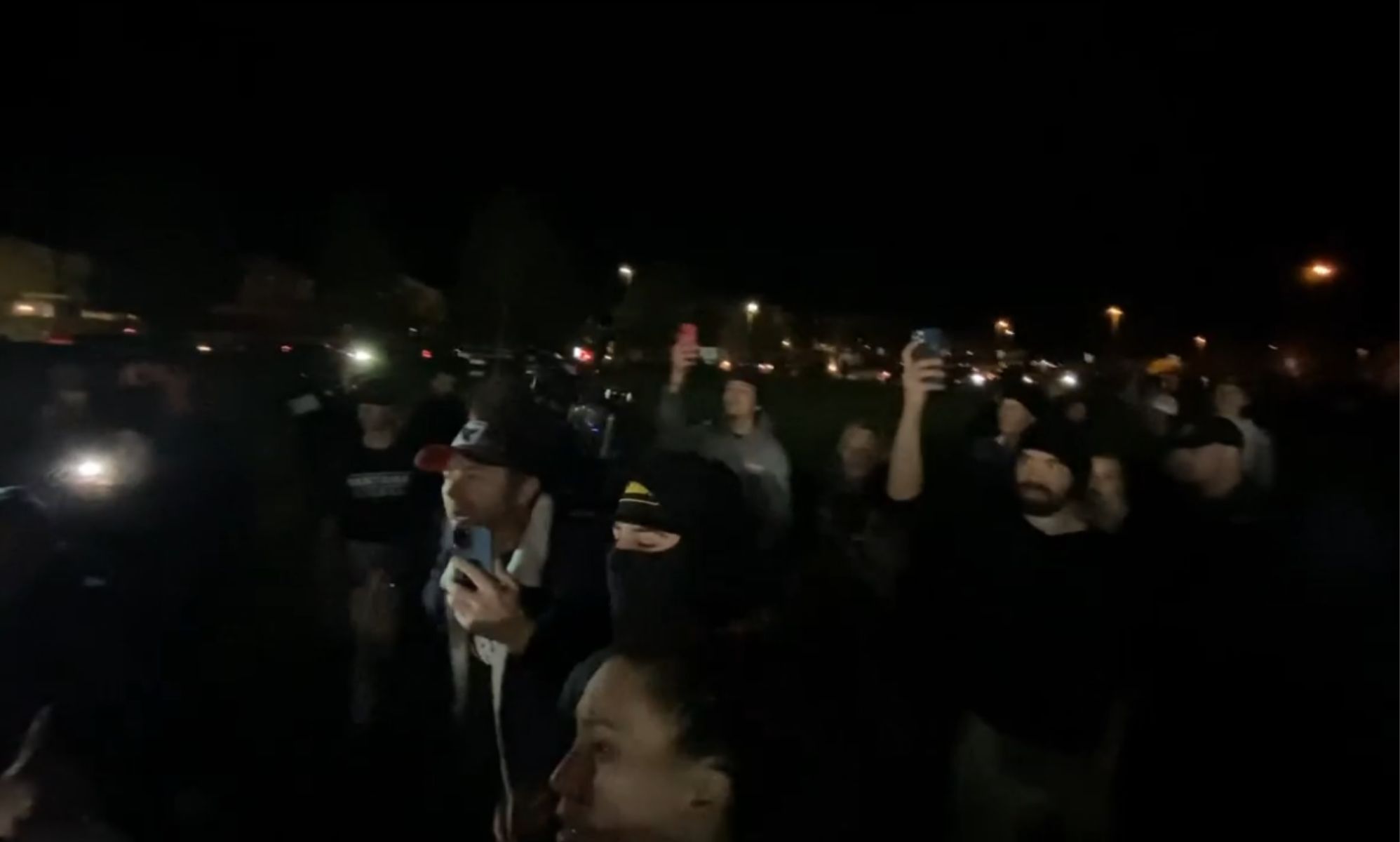 El uso de los vestuarios femeninos por parte de una mujer trans termina con la llamada a policías antidisturbios