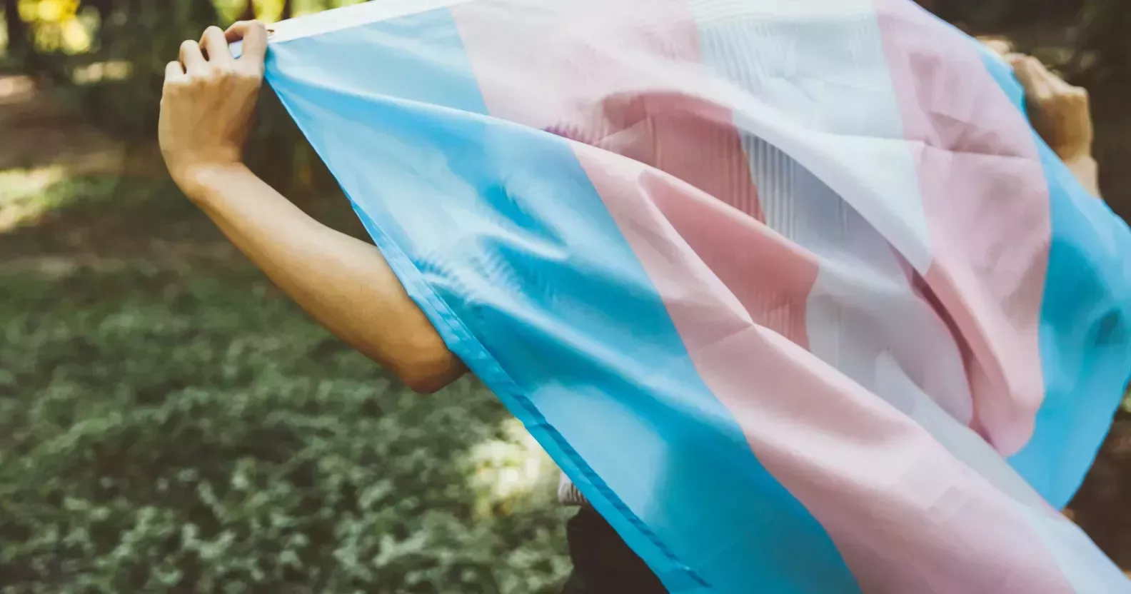Una empresa cristiana se negó a cubrir la atención sanitaria de una mujer trans. Ella se defiende