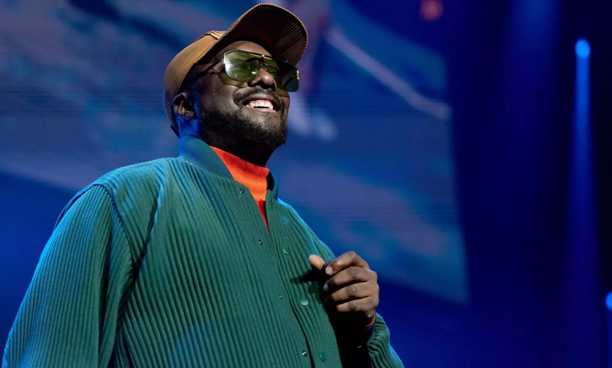 will.i.am responde a la reacción contra LGBTQ+ después de que Black Eyed Peas llevara brazaletes arco iris en Polonia
