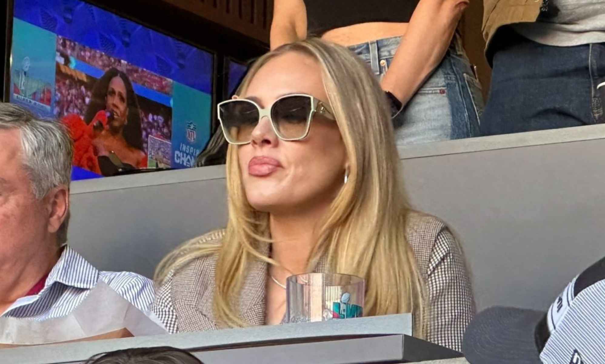 Adele esperando a Rihanna en la Super Bowl es oficialmente el nuevo meme de Internet