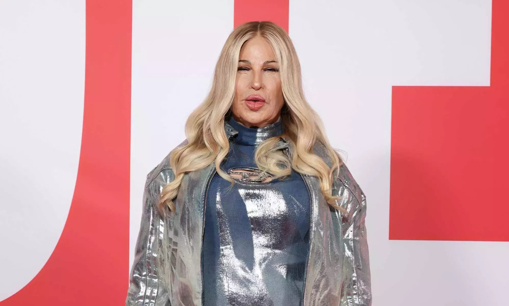 Alexis Stone imita a Jennifer Coolidge en la Semana de la Moda de Mil&aacute;n