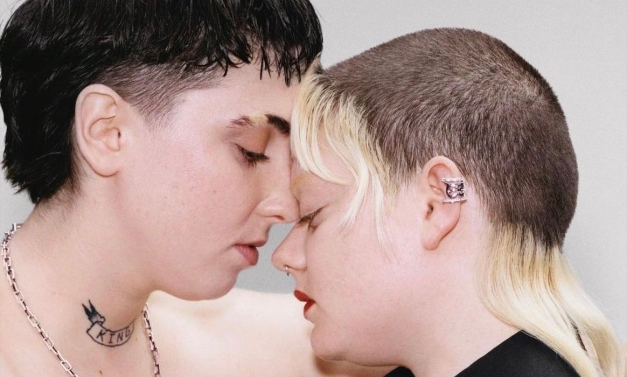 La marca Burberry se enfrenta a las críticas por mostrar una modelo trans con cicatrices