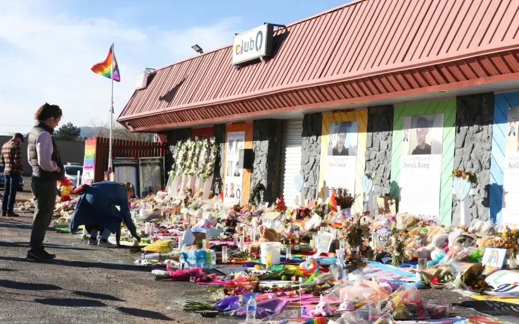 El club Q reabre sus puertas meses después del tiroteo en el que fallecieron 5 personas