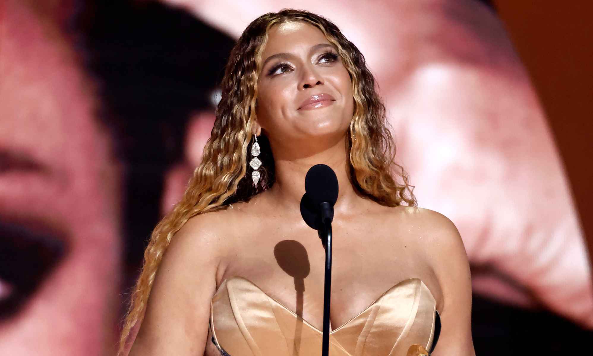 Beyoncé rinde homenaje a su tío gay fallecido en los Grammy