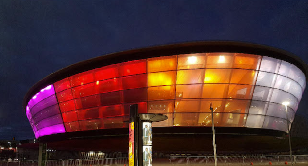 El Wembley Arena de Londres luce con orgullo los colores de la bandera lésbica