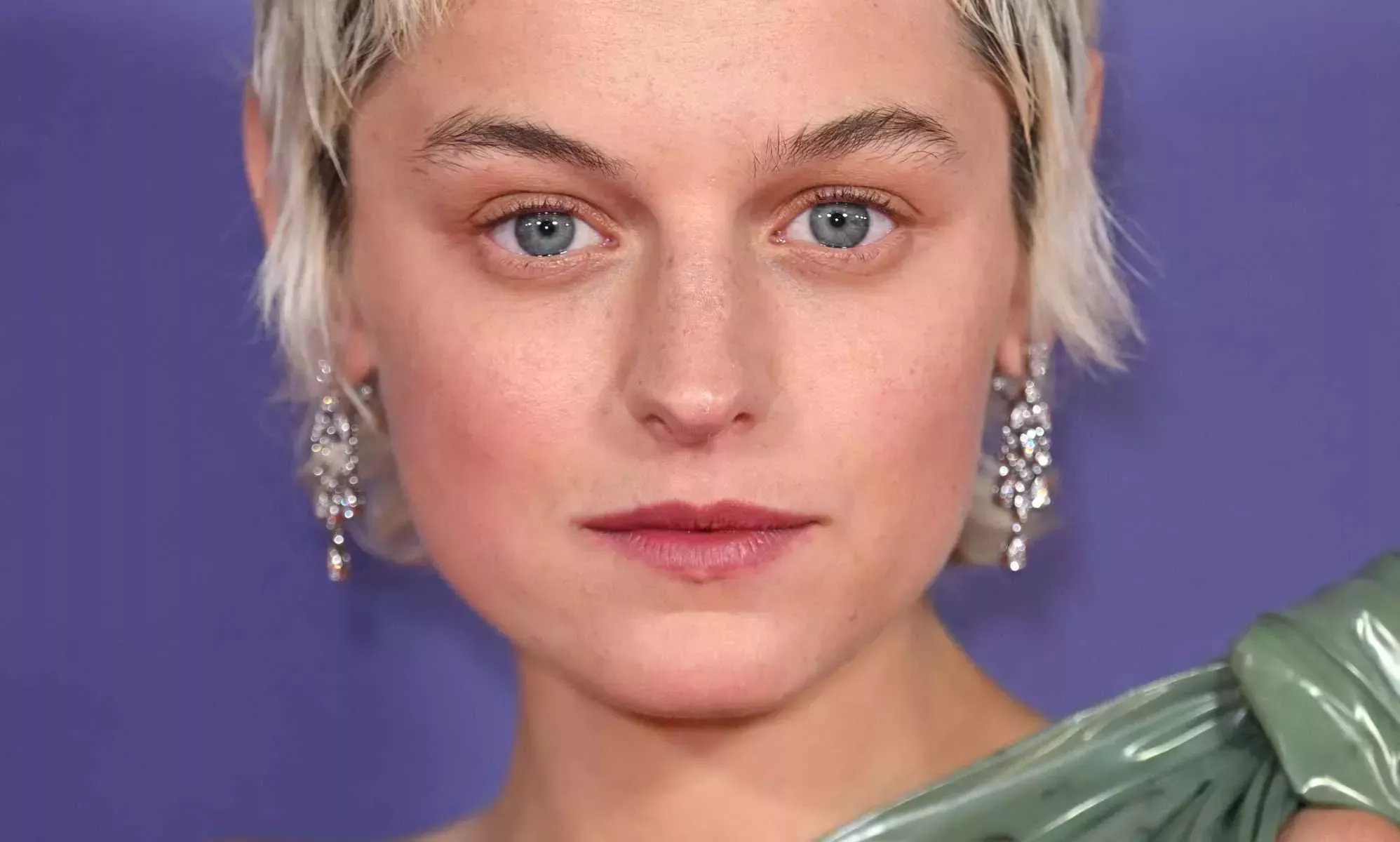 Emma Corrin, sorprendida por el