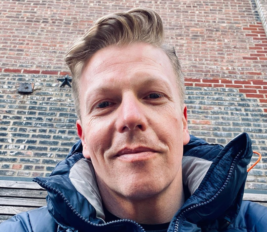 El actor David Menkin sale oficialmente del armario