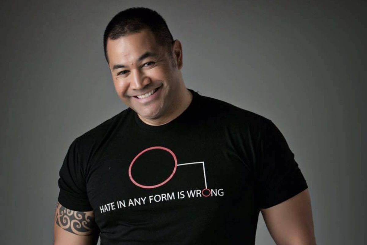 El deportista de la NFL Esera Tuaolo cuenta como conoció a su prometido en Grindr