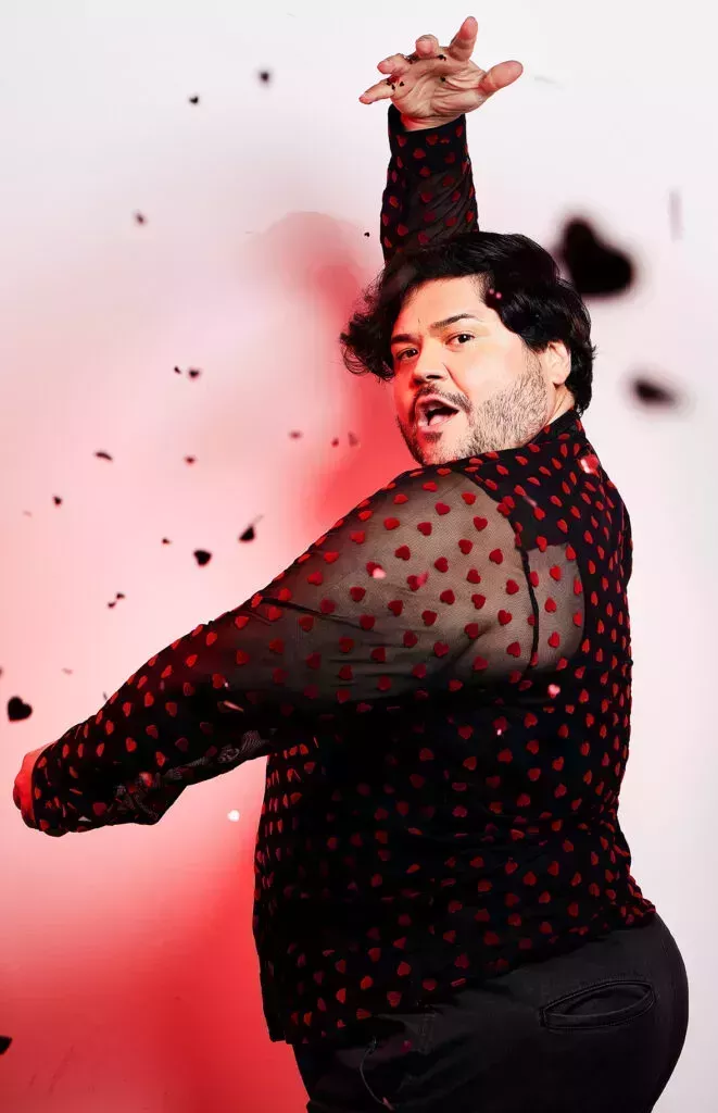 Harvey Guillén acaba con vampiros y estereotipos