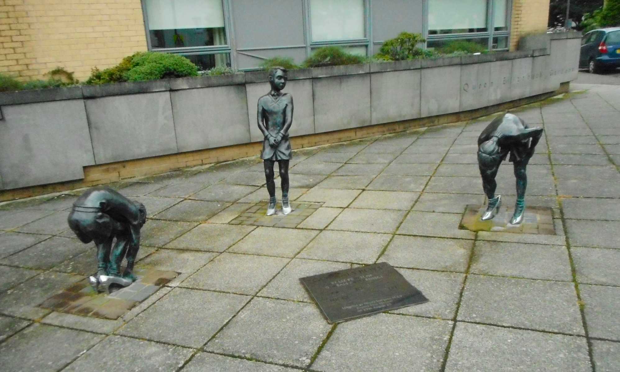 Roban dos esculturas de niños jugando con tacones en Glasgow