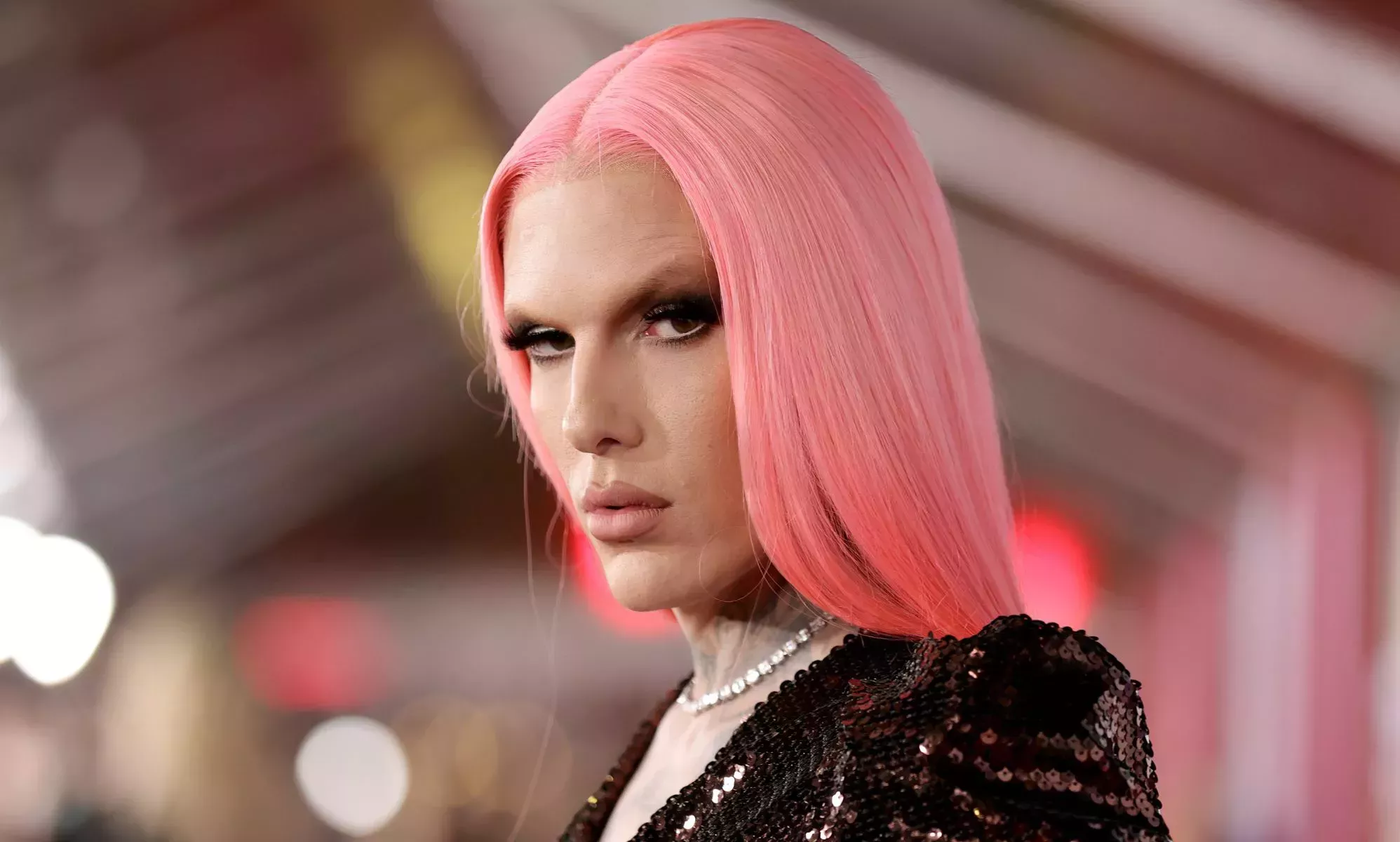 Jeffree Star levanta ampollas por sus insultos a las personas no binarias